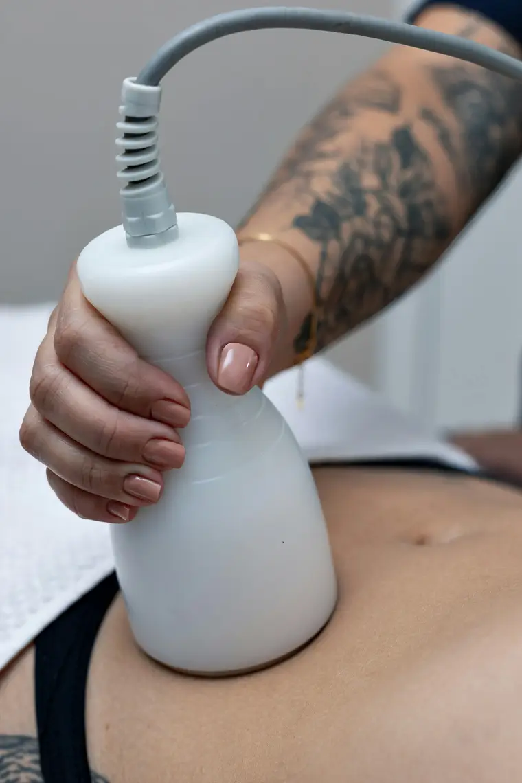 Soin minceur par cavitation appliqué sur l'abdomen.