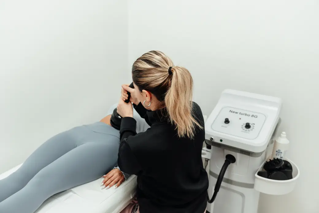 Praticienne et cliente lors d'une séance — un institut en activité, observé sur le terrain.